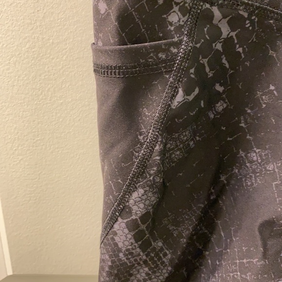 Old Navy Size XS Active Leggings. New Condition. Has pockets. - Picture 4 of 5